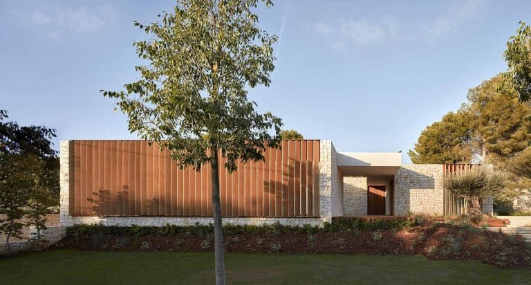 The House In La Cañada: A Contemporary Patio Designed By Ramón Esteve Estudio The House In La Cañada