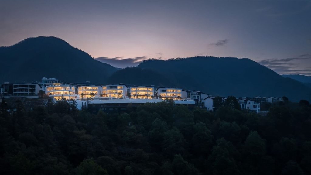 Yue Bo Ban Shan Hotspring Hotel: Embracing Nature and Culture