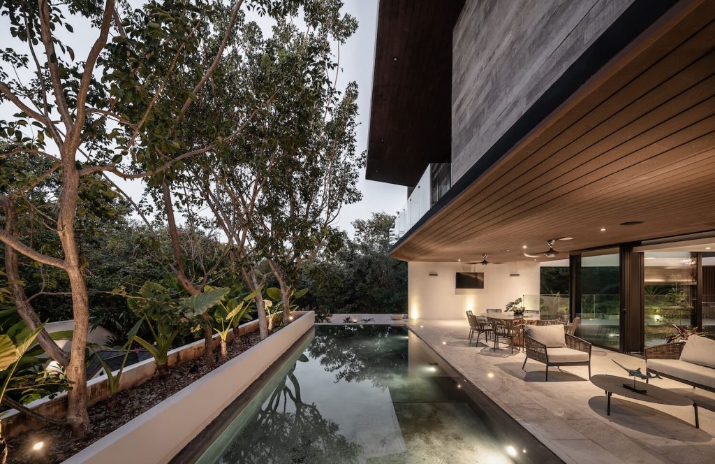 Casa Mulix: Where Architecture and Nature Embrace in Perfect Harmony