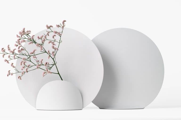 Flower Vase As A "Picture" By Oguchi / Design Minimalist white vases with pink flowers on a clean background.
