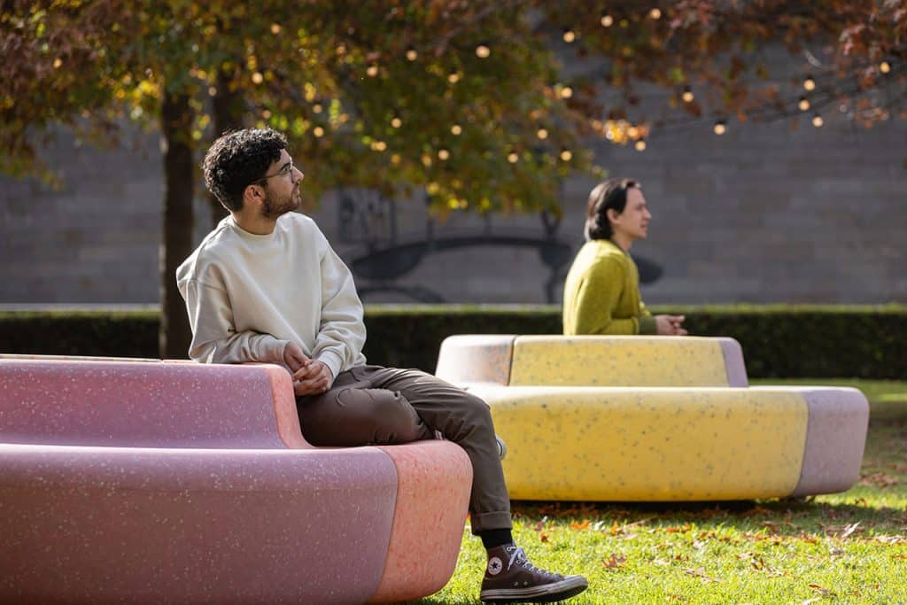 Sunflower Spin: A Solar-Powered Bench Redefining Urban Spaces