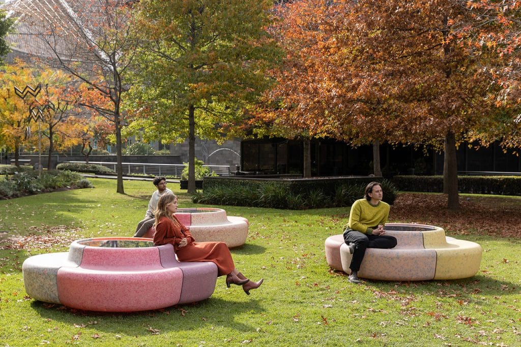 Sunflower Spin: A Solar-Powered Bench Redefining Urban Spaces