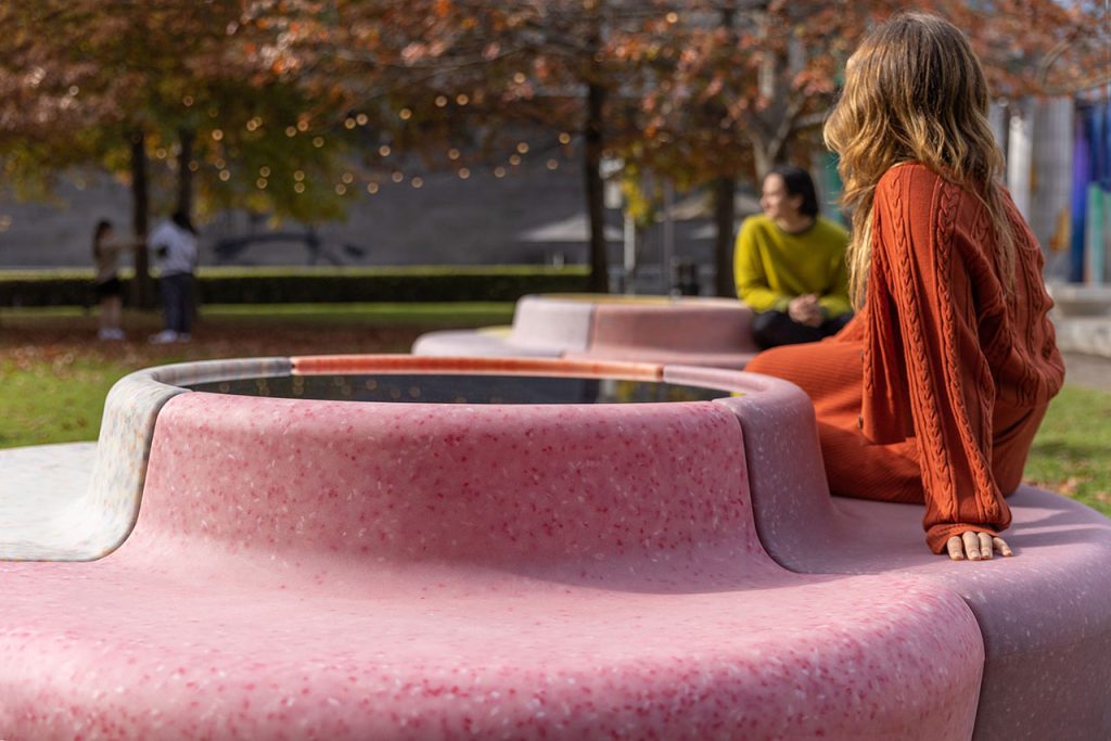 Sunflower Spin: A Solar-Powered Bench Redefining Urban Spaces