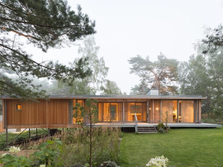 A harmonious retreat in Yngsjö: Johan Sundberg’s architectural masterpiece Modern wooden house with large glass windows and surrounding nature in a lush garden, eco-friendly architecture by Visual Atelier 8.