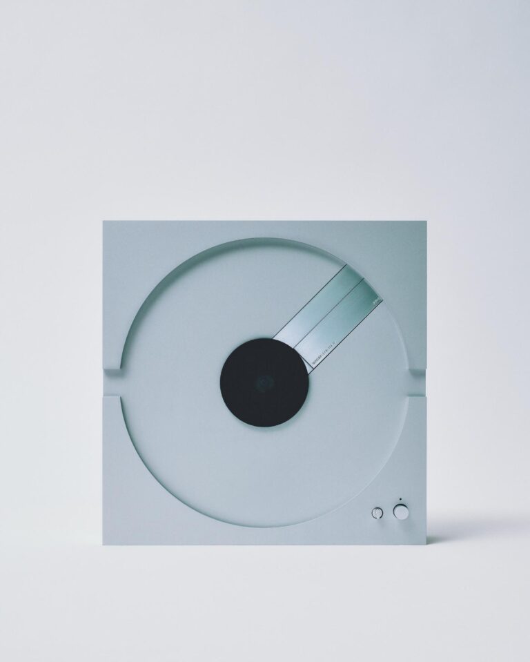 PP-1 turntable by Waiting For Ideas—a sculptural, minimalist audio experience