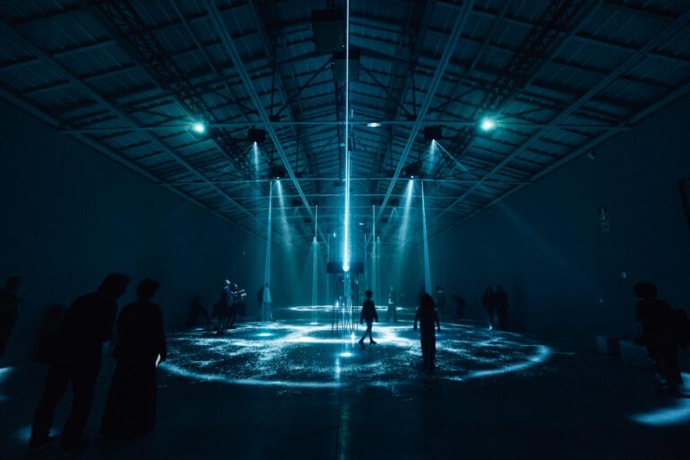 "Verge" by Radiante: A groundbreaking audiovisual installation Blue laser light installation at Visual Atelier 8, showcasing innovative digital art and immersive visual experiences.