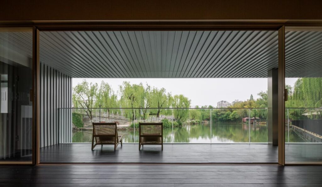 22 展陈空间看向湖面Exhibition space looking towards the lake© Guowei Liu