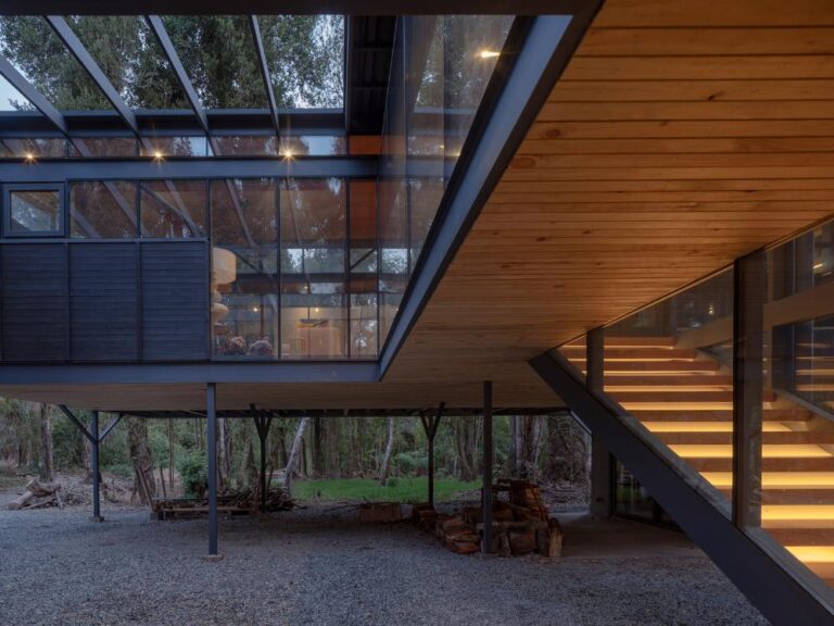 Huacho Oak House, a luminous forest home by Hebra Arquitectos Modern glass house with wooden accents and outdoor stairs in a forest setting.