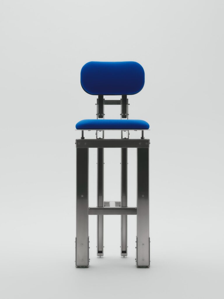 Aluminum restaurant chair with reclinable backrest designed by yyplusplus for Sala de Despiece