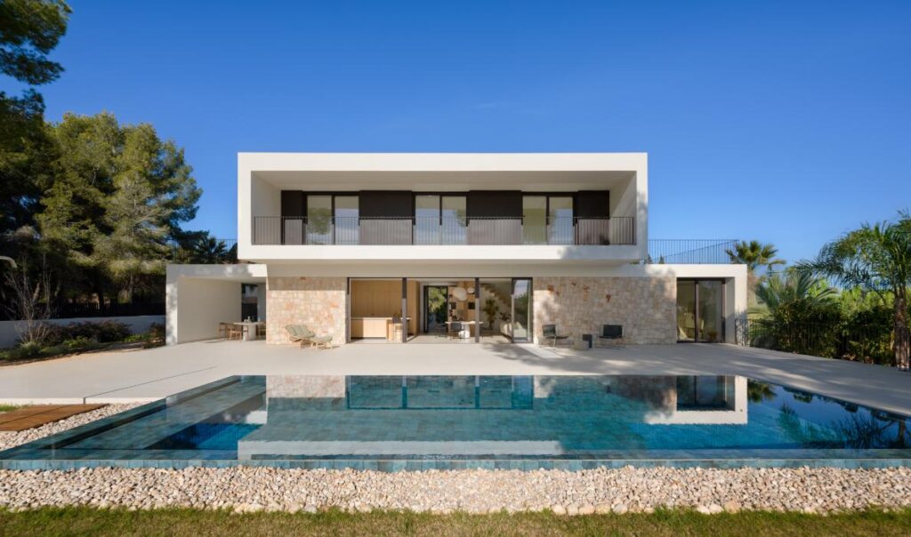 Modern Mediterranean home design in Calpe blends geometry and natural materials