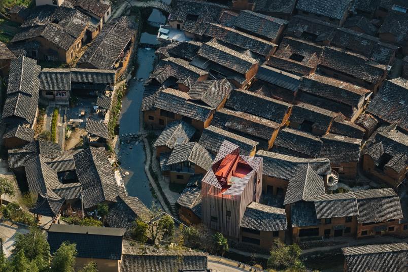 09 一分为四后的建筑体量更接近村落的尺度 One divided into four volumes is closer to the scale of the village