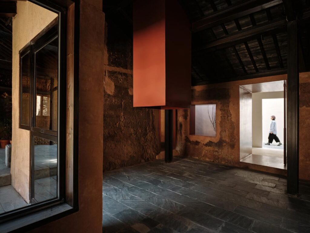 14 序厅的幽暗与中庭的明亮形成对比 The dimness of the prelude hall forms a contrast with the brightness of the atrium