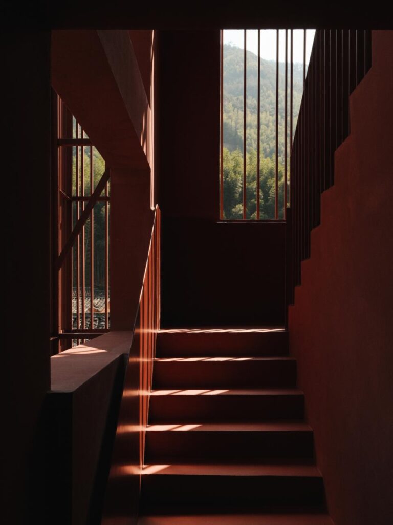 24 三层的楼梯间已是半户外空间 The staircase on the third floor is already a semi outdoor space