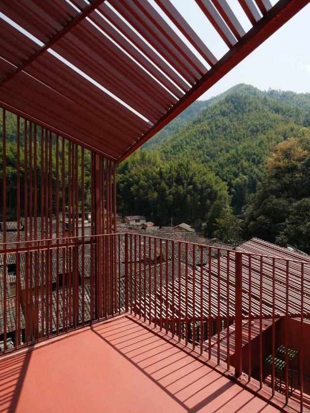26 格栅掩映下的群山 The mountains screened by the grilles