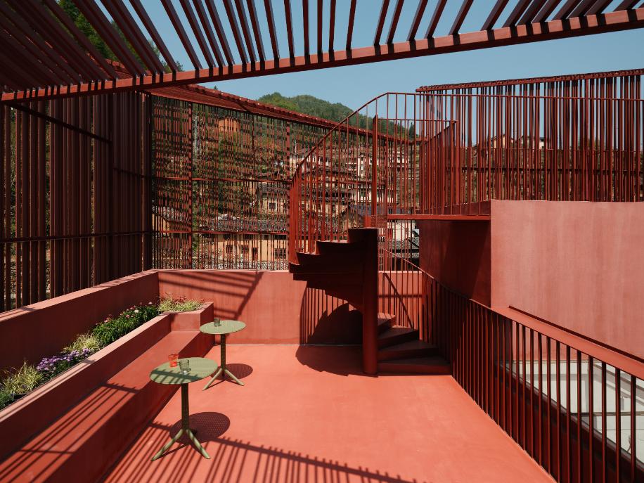 27 扶手延伸出的户外螺旋梯引导观众至最高处 The outdoor spiral staircase extended from the handrail guides the audience to the highest level
