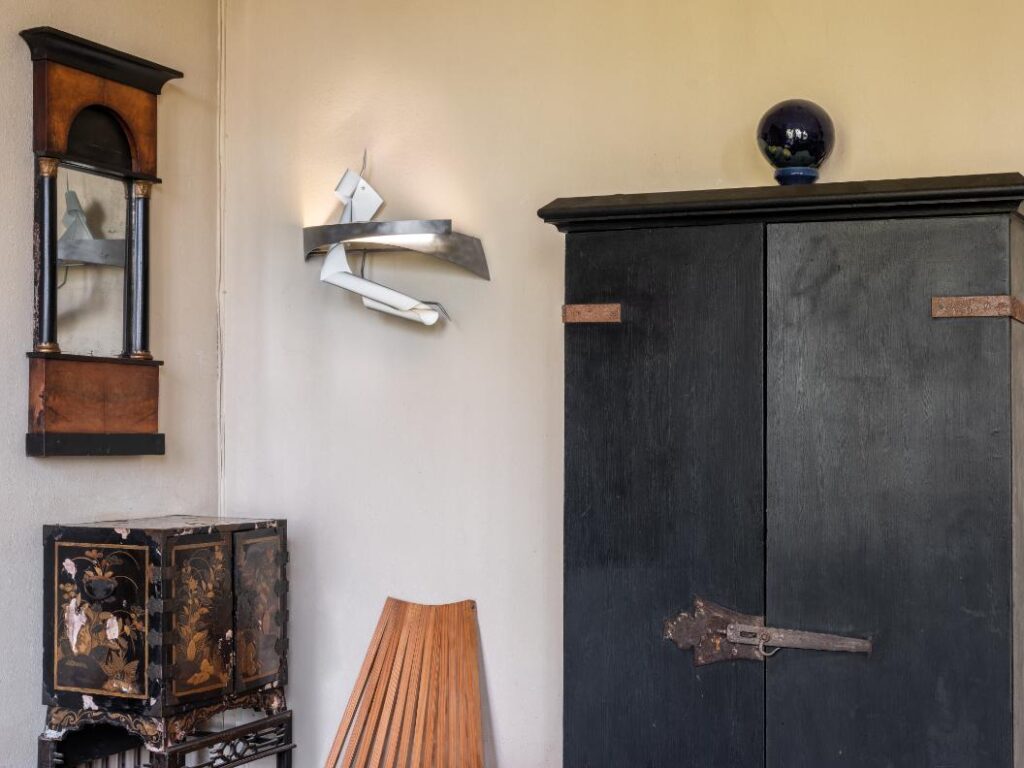 esponsive light object from AFALG revealing spatial flow in the home