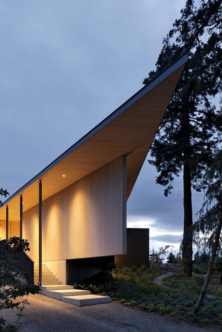 Splyce Design renovates Shoreline House on coastal site Shoreline House by Splyce Design with cedar-clad extension overlooking the ocean