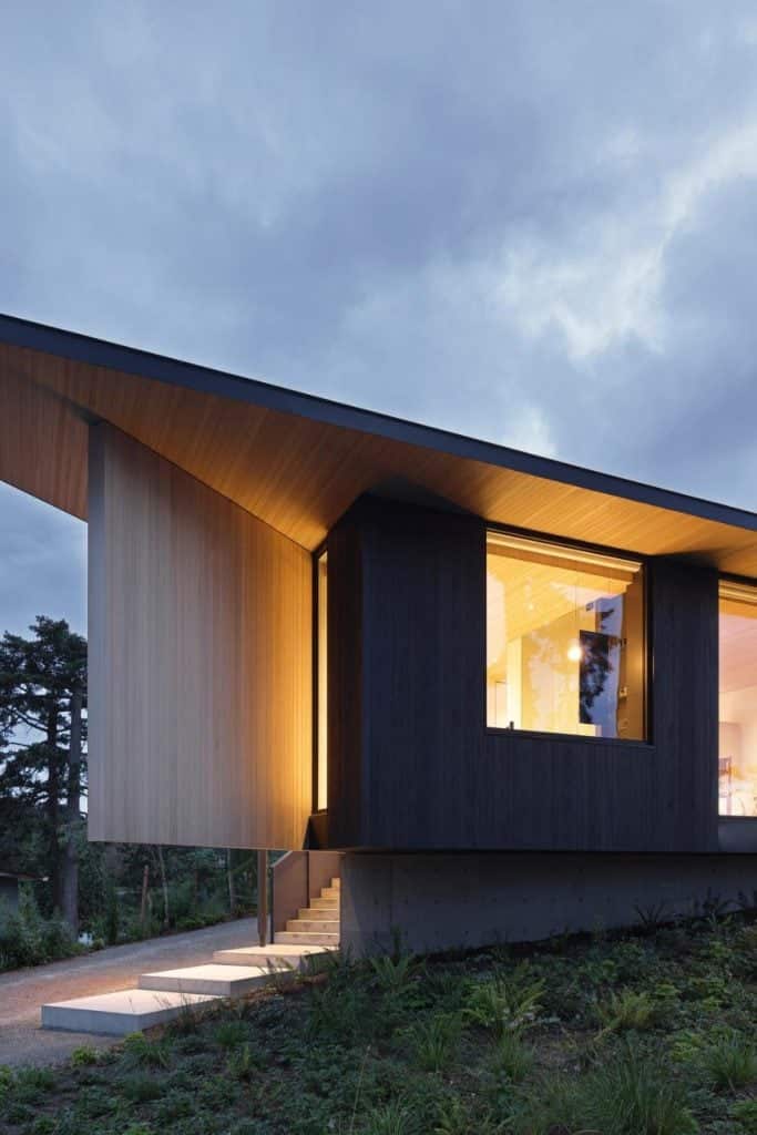Splyce Design renovates Shoreline House on coastal site -