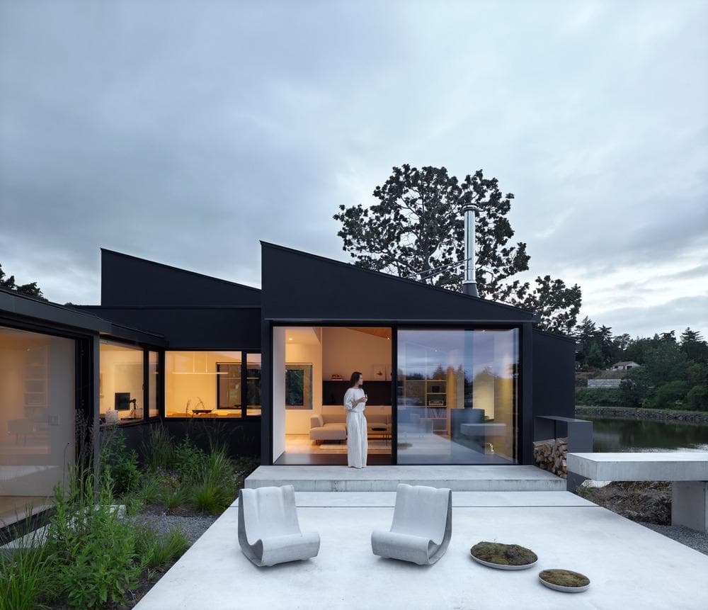 Expansive frameless window dissolving boundary between inside and outside