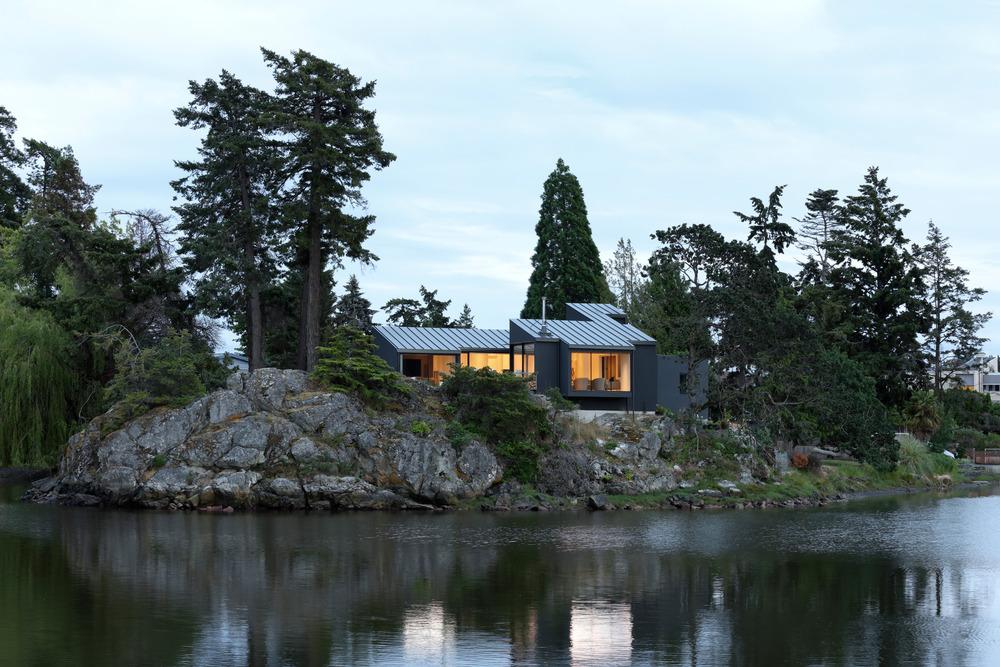 Splyce Design renovates Shoreline House on coastal site