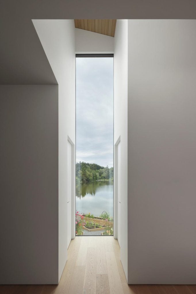 Splyce Design renovates Shoreline House on coastal site -