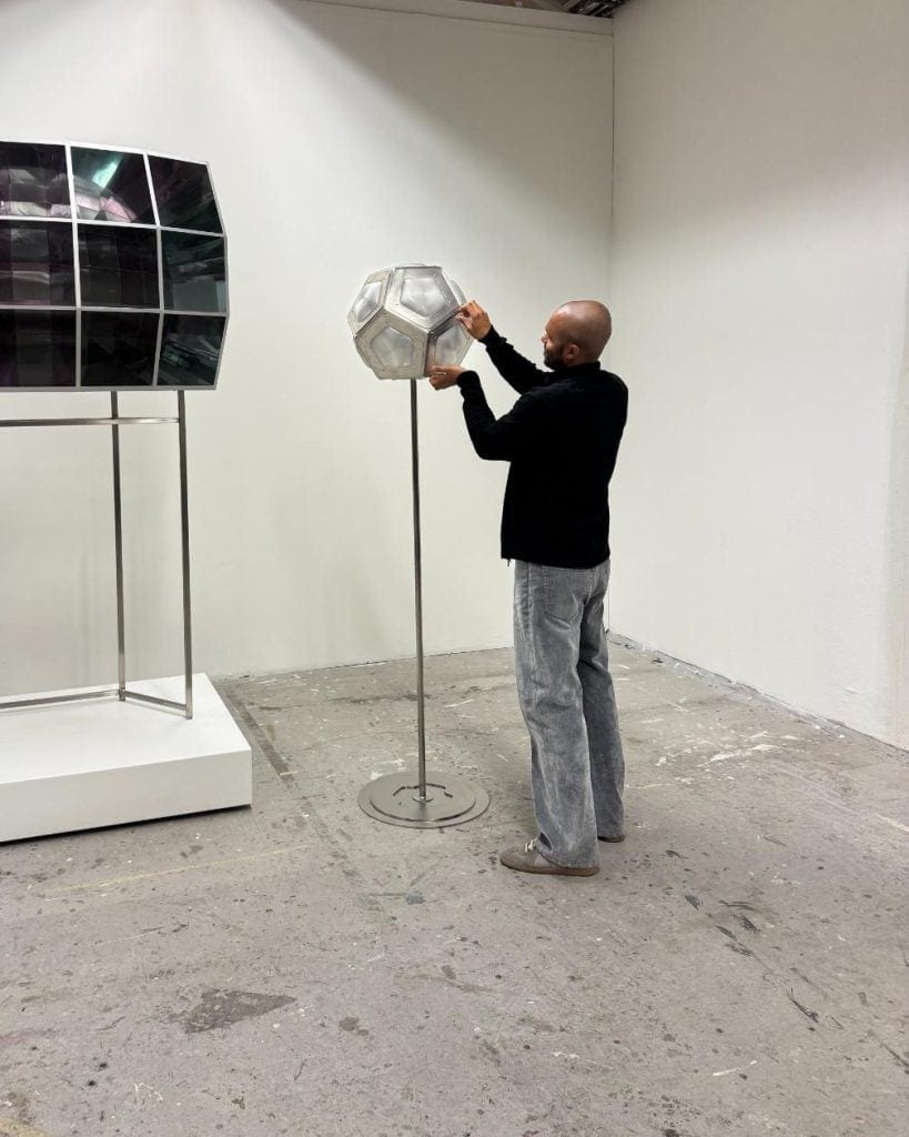 Emilio Osei-Bonsu working at the objects