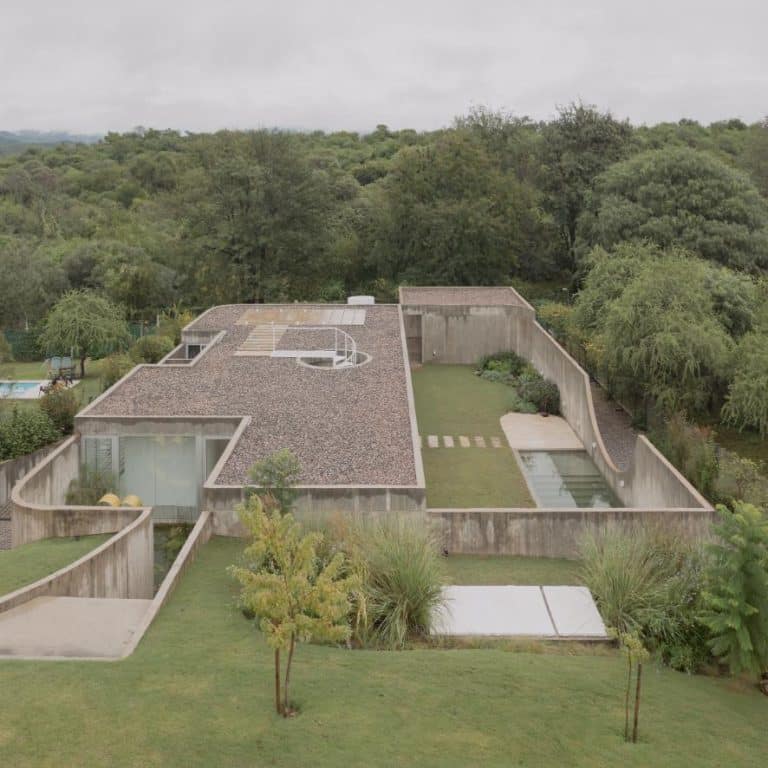 Casa Clausura by Agustin Lozada, a courtyard focused concrete house in Cordoba Casa Clausura by Agustin Lozada