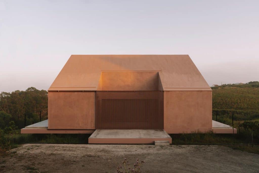 Open courtyard entrance carved into the volume of Casa Plaj