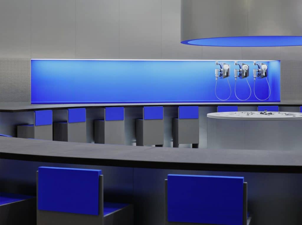 Avoir presents ROUND PROBLEMS circular installation for industrial trade fair -