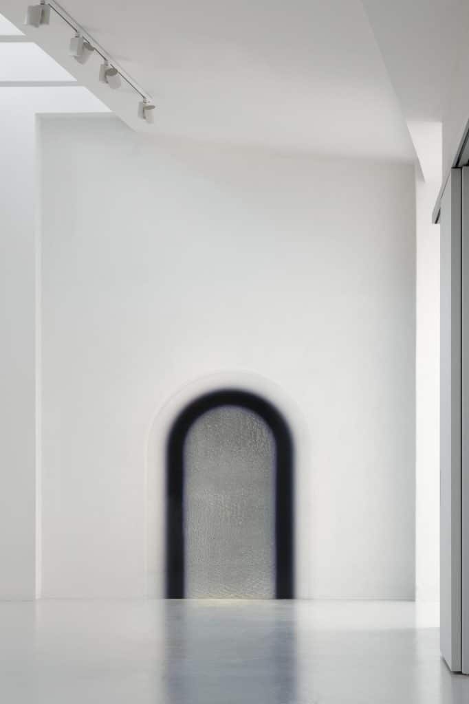 Portal Horizon mirror revealing layered transparency effects