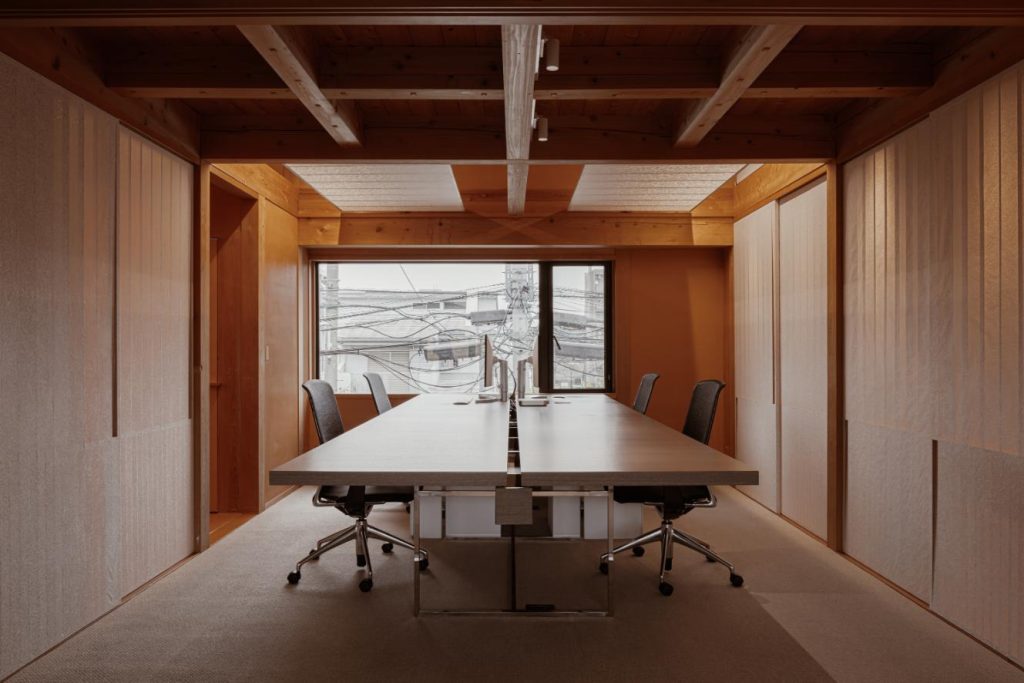 Meeting room with sliding partitions in natural cedar and washi
