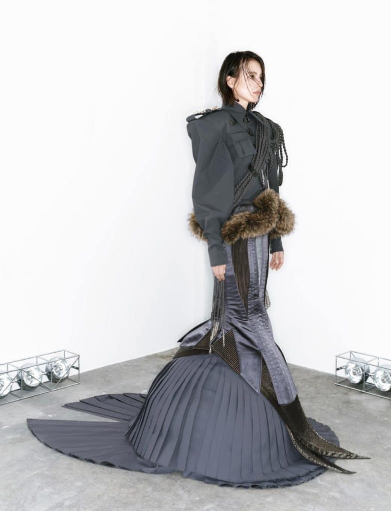 Sculptural silhouette by Aojierou showing strength and fragility