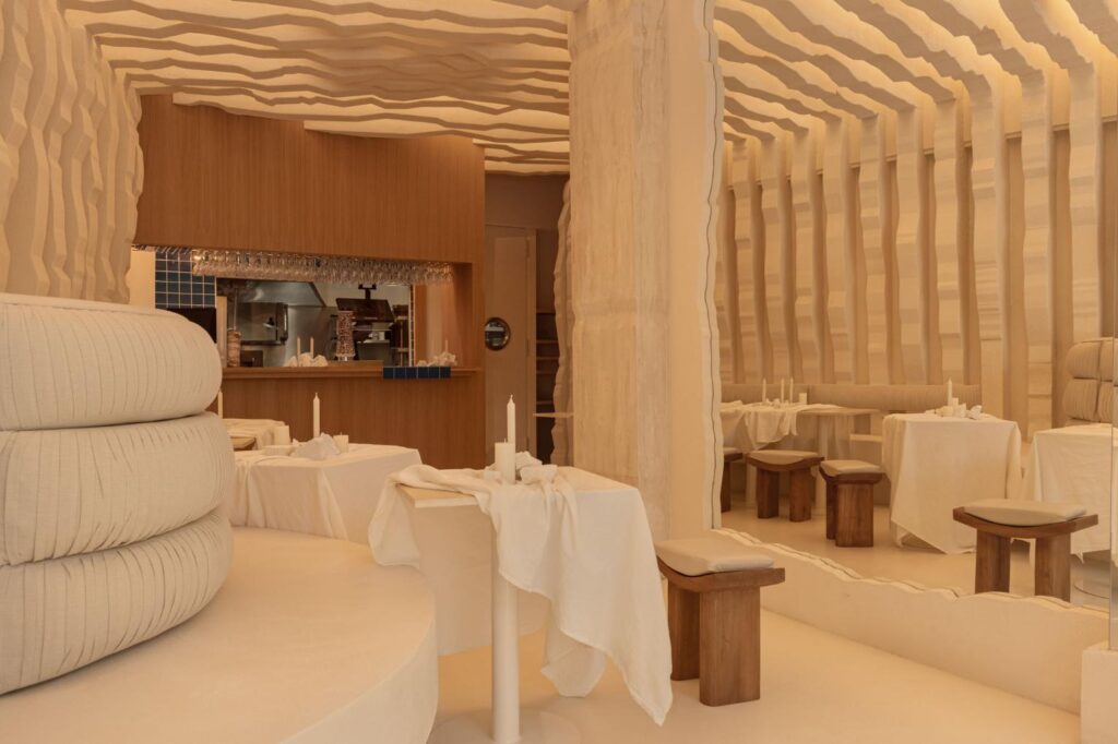 3D-printed column with layered texture inside the Madrid Egeo restaurant