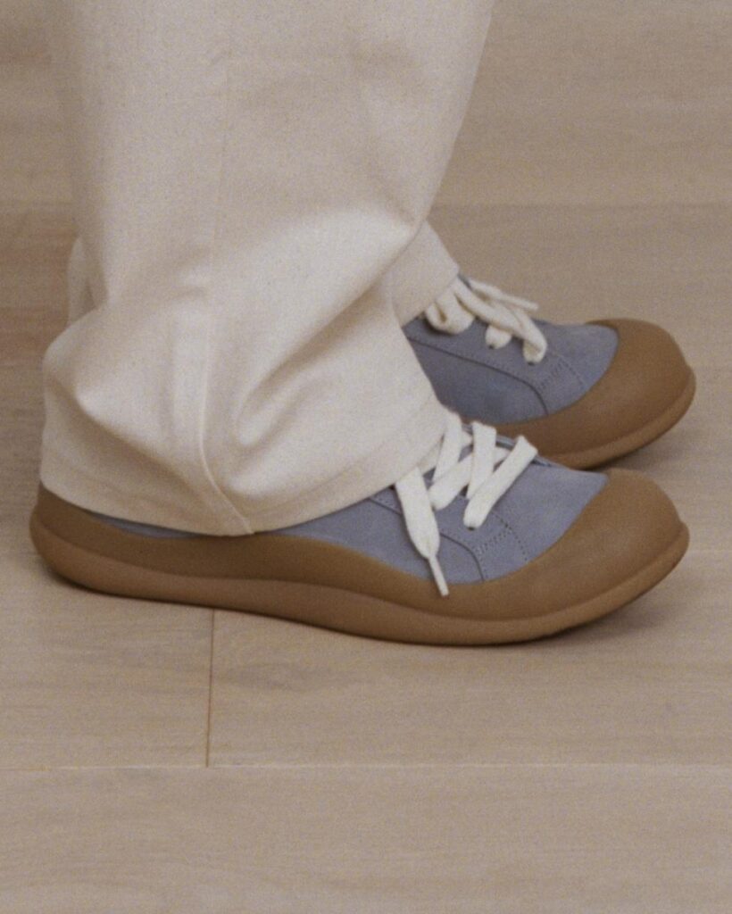 Squish sneaker with curved gum sole profile