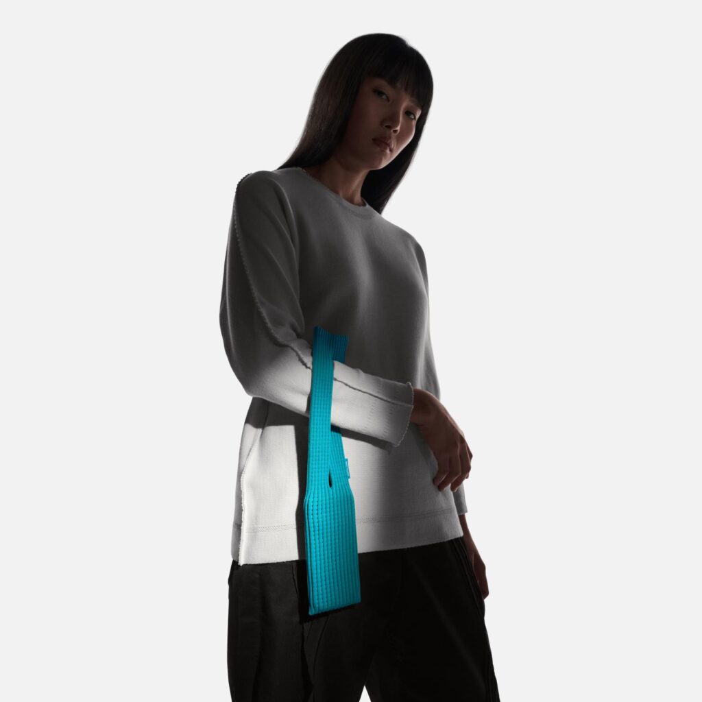 Long strap edition worn across the body in a simple arrangement