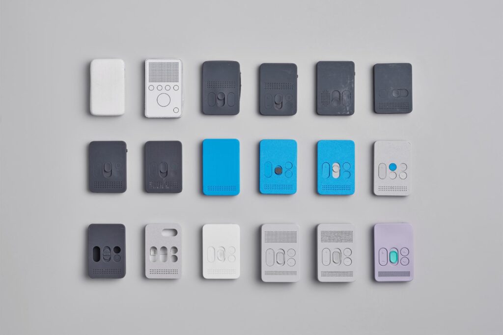 KARRI messenger lineup in different colors arranged on minimal surface
