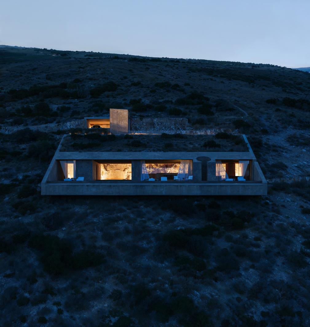 Signature Villa by Oppenheim Architecture presents a serene concrete residence