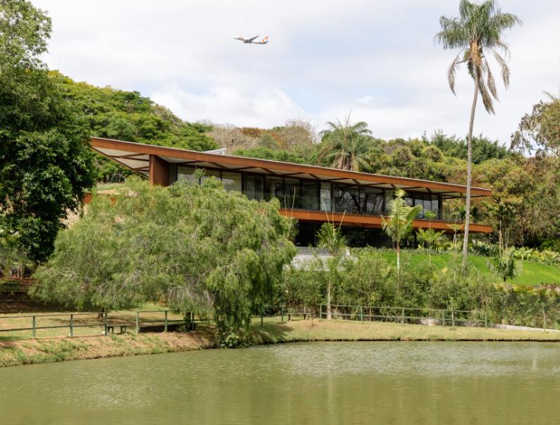 External view opening directly to the lake