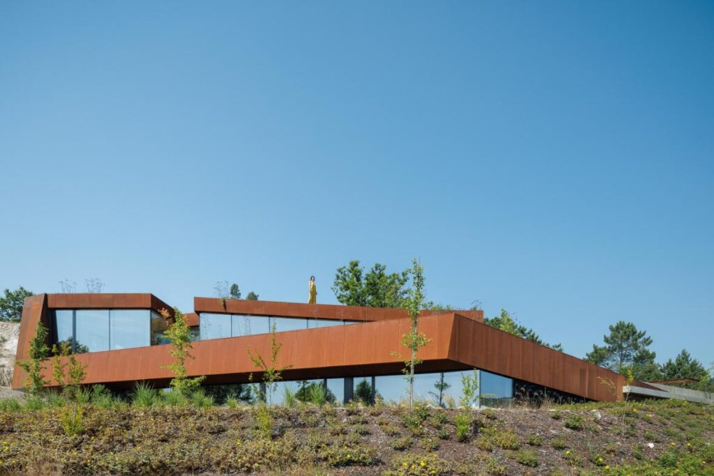 Exterior view of Casa Corten by HPA Arquitetura on