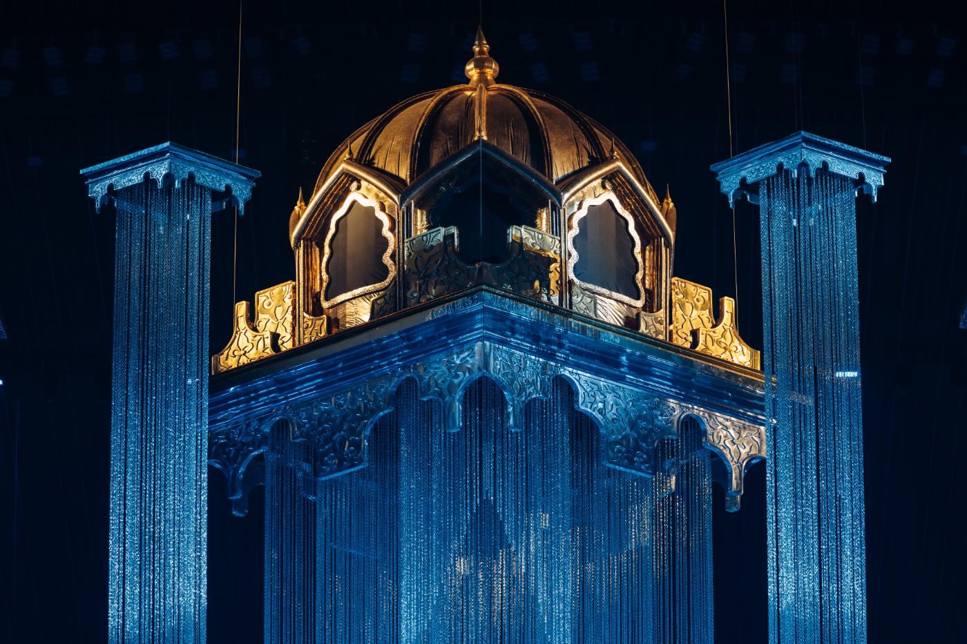 Chrome-finished chains forming a monumental vertical installation