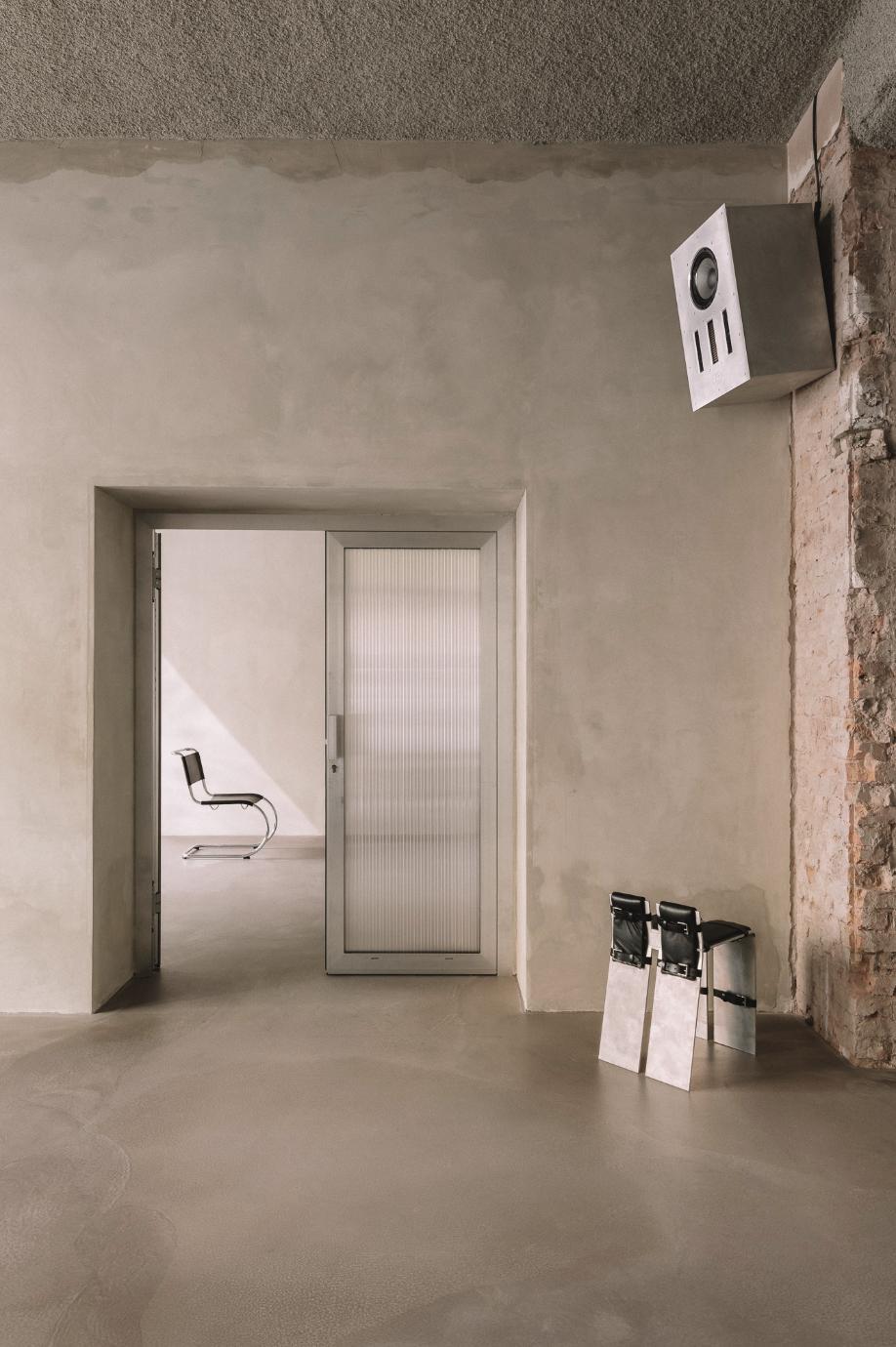 Sculptural custom-made elements contrasting with raw surfaces in YONT’s Berlin space