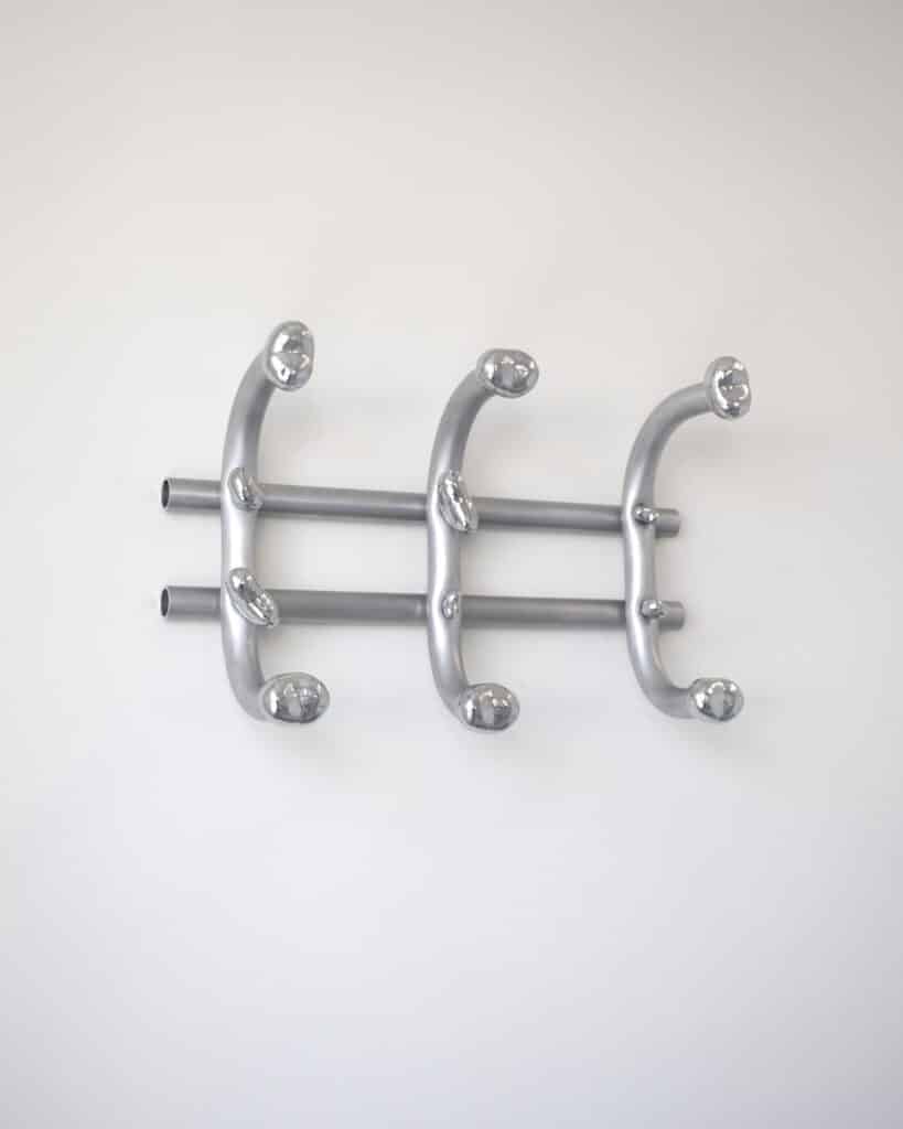 Framework of standardized pipes animated by handmade fittings