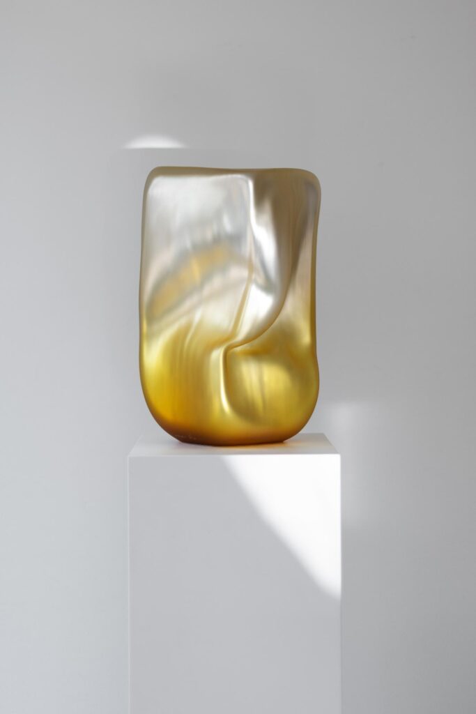 Robert Comploj reframing glass through controlled distortion -