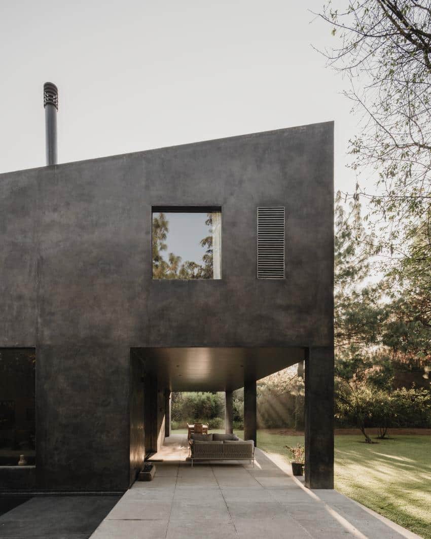 Architecture of Casa Ocote by PPAA as a serene family refuge -