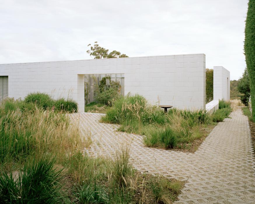 Hedge and Arbour House mediates suburban street and native bushland