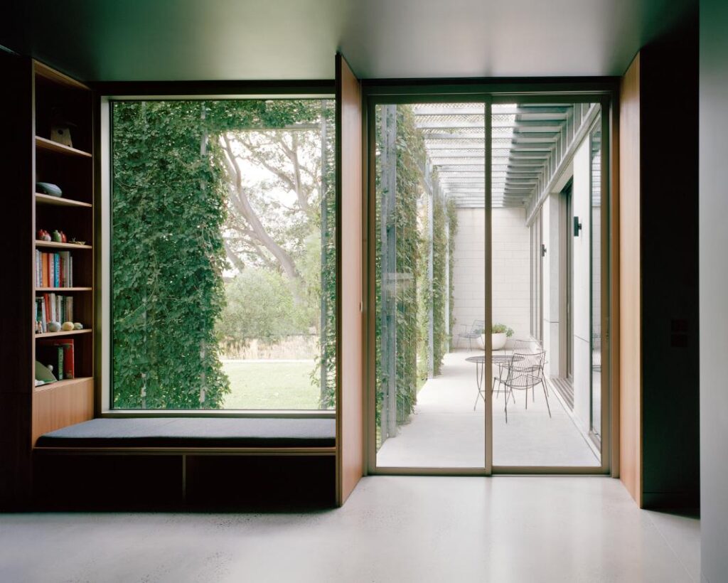 Hedge and Arbour House mediates suburban street and native bushland -