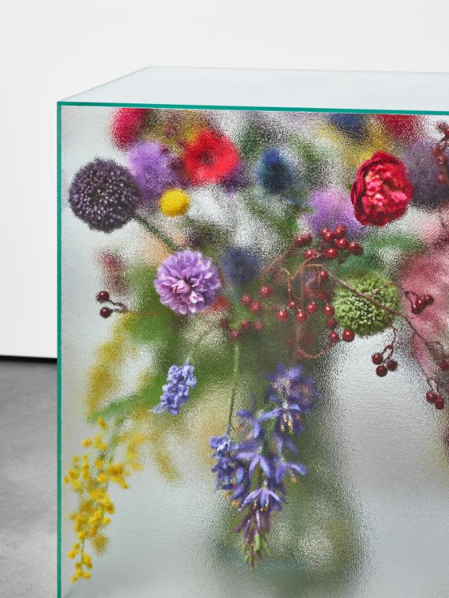 Vertical arrangement of patterned glass and floral composition