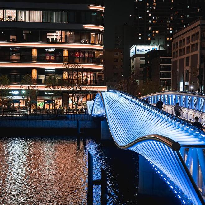 Continuous structure casting wave-like shadow patterns on water