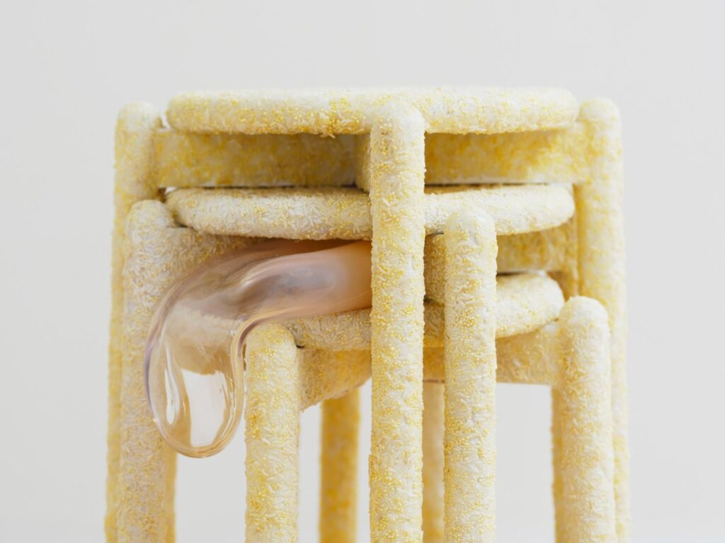 Yixuan Wu recreates questioned comforts in "siding with things" -