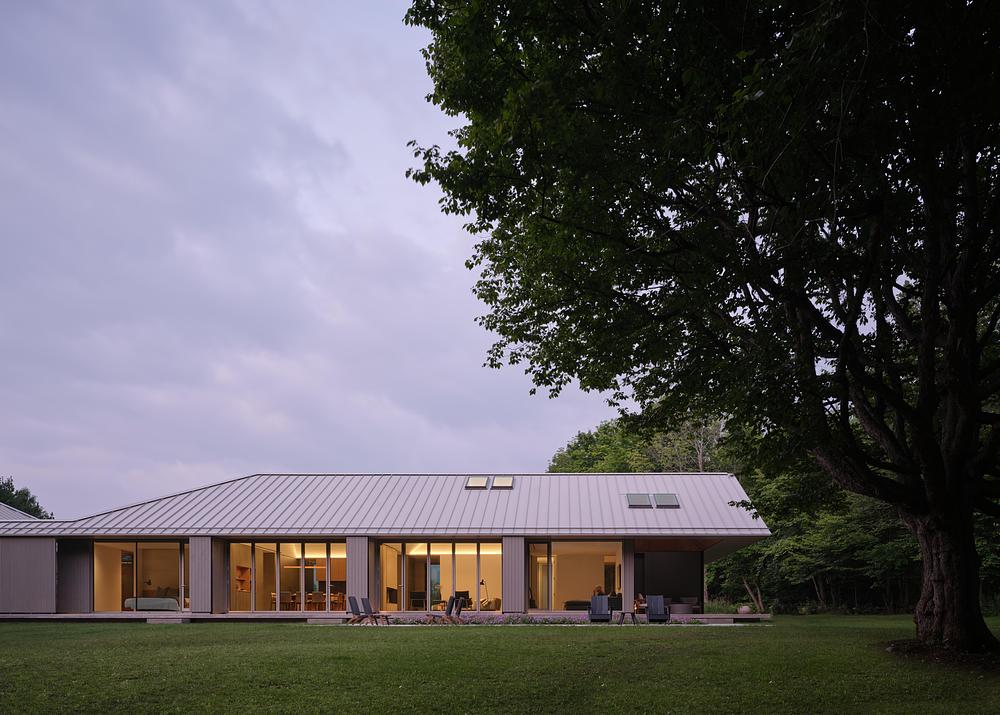 Superkül integrates Ridge House with landscape through sloping roof -